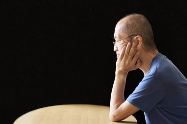 Yaşlı insanlar yanak sopasıyla düşünür