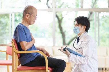 Erkek doktor, uzun süreli bakım tesisinde danışmanlık yapıyor.