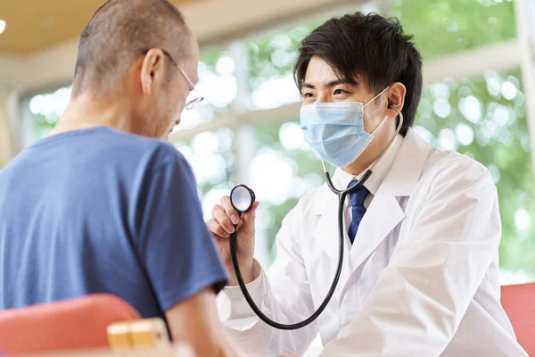 Consultoria Médica Masculina Uma Instituição Cuidados Longa Duração — Fotografia de Stock