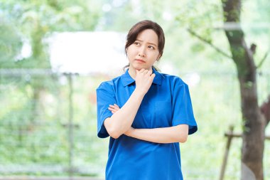 Kadın bakıcı iş için endişeleniyor.