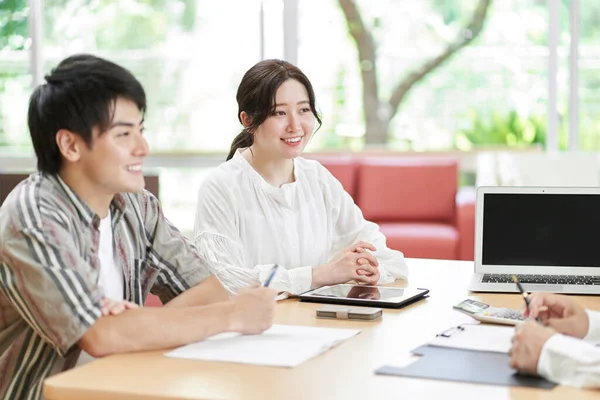 Young Couple Consulting Life Plans — Stock Photo, Image