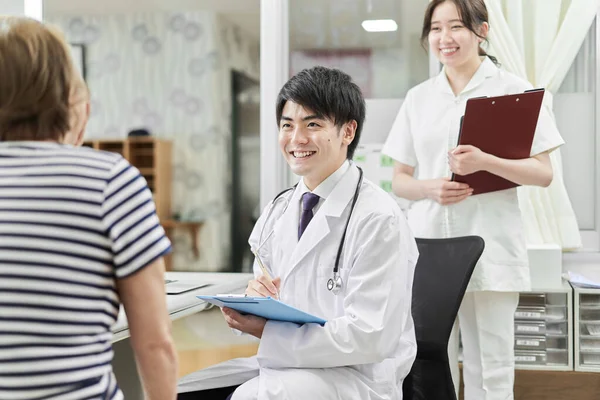 Médico Masculino Que Examina Idosos — Fotografia de Stock