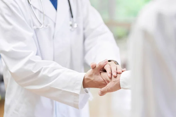 Doctor Charge Shaking Hands Patient — Stock Photo, Image