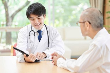 Erkek doktor yaşlılara açıklama yapıyor