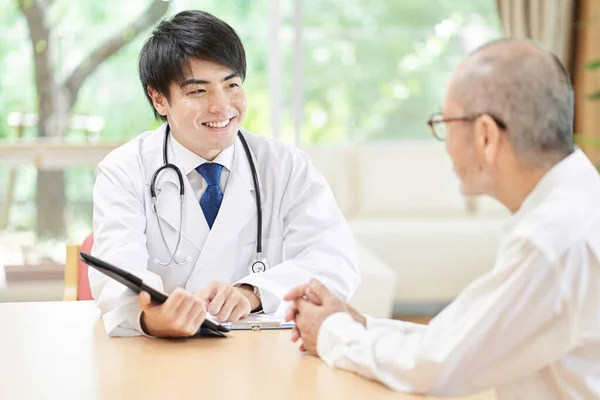 Médico Masculino Explicando Aos Idosos — Fotografia de Stock