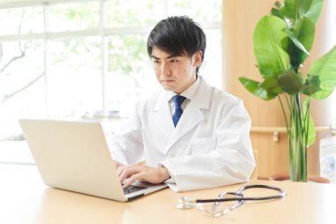 Sahte bilgiden muzdarip erkek doktor