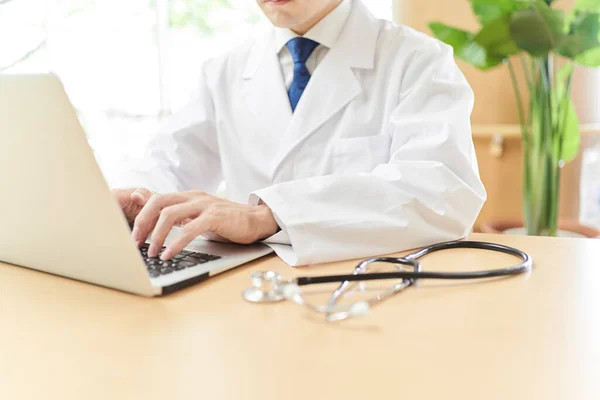 Medicul Masculin Caută Informații Computer — Fotografie, imagine de stoc