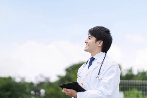 Médico Masculino Com Sorriso Fundo Céu Azul — Fotografia de Stock
