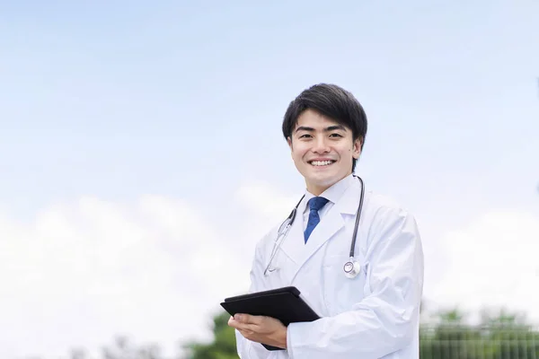 Médico Masculino Com Sorriso Fundo Céu Azul — Fotografia de Stock