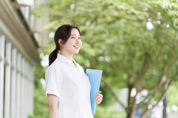 Enfermeira Com Sorriso Fundo Verde — Fotografia de Stock