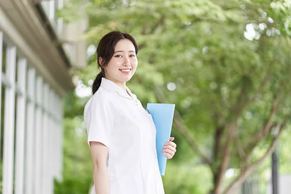 Enfermeira Com Sorriso Fundo Verde — Fotografia de Stock