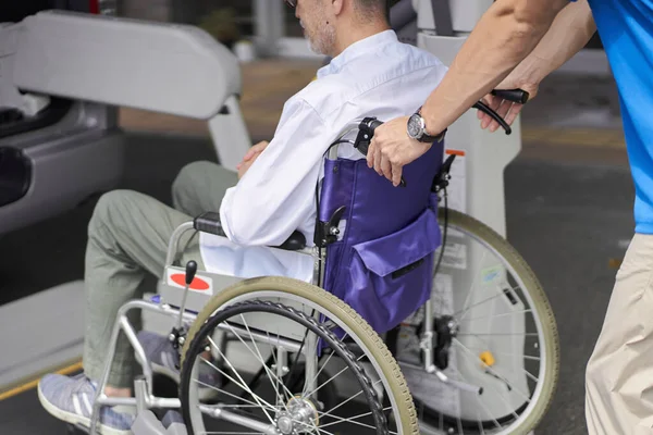 Eine Pflegekraft Die Einen Älteren Menschen Ein Pflegetaxi Setzt — Stockfoto