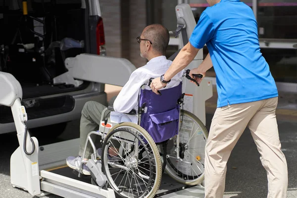 Eine Pflegekraft Die Einen Älteren Menschen Ein Pflegetaxi Setzt — Stockfoto