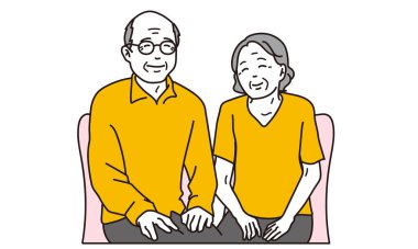 Yaşlı bir çift gülümseyerek bir sandalyede oturuyor.