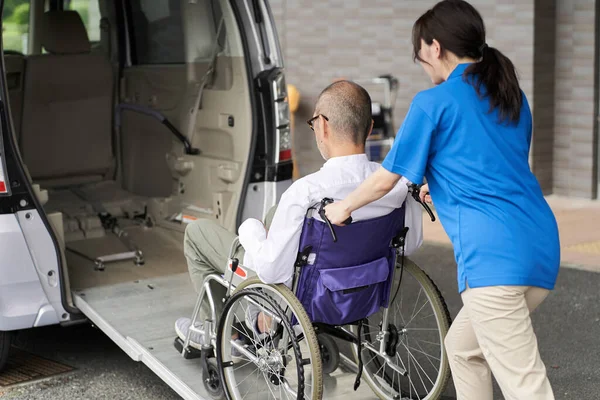 Eine Pflegekraft Die Einen Älteren Menschen Ein Pflegetaxi Setzt — Stockfoto