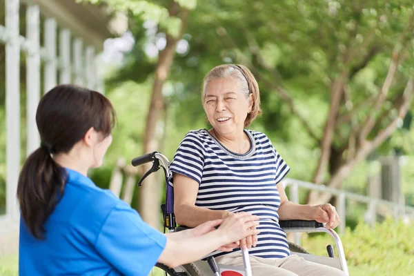 Jazda Wózku Inwalidzkim Osób Starszych Opiekunów Kobiet — Zdjęcie stockowe