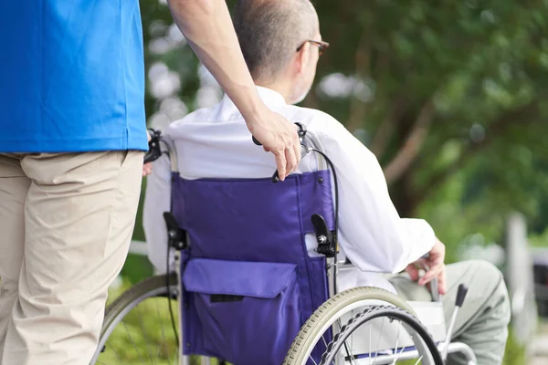 Altenpfleger Unterstützt Senioren Rollstuhl — Stockfoto