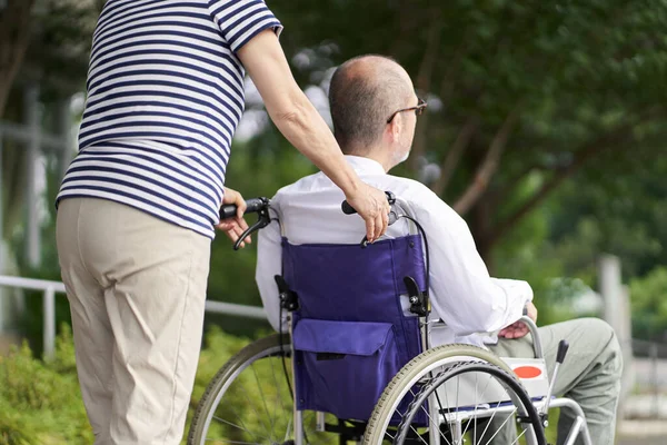 Familie Unterstützt Senioren Rollstuhl — Stockfoto