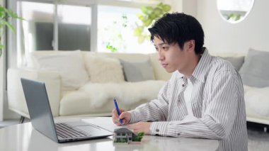 Asyalı adam gayrimenkul okuyor