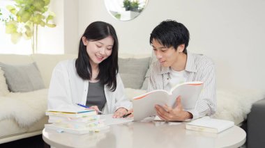 Asyalı erkekler ve kadınlar birbirlerine öğretiyor.