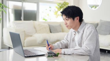 Asyalı adam gayrimenkul okuyor