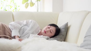 Asyalı kadın öğleden sonra kestiriyor.