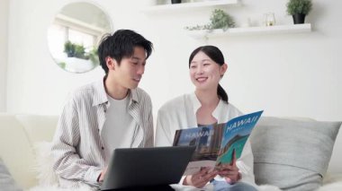 Asyalı çift seyahat planlarını tartışıyor