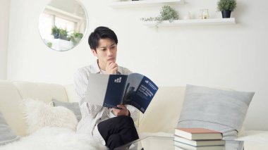 Asyalı adam yatırım yapmayı düşünüyor