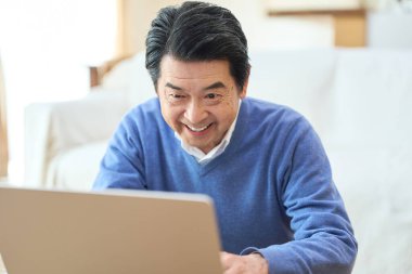 Kıdemli Asyalı Al ile konuşuyor.