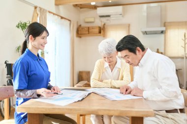 Asyalı bakıcı evde bakım sırasında planı açıklıyor