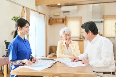 Asyalı bakıcı evde bakım sırasında planı açıklıyor