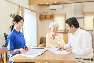 Asyalı bakıcı evde bakım sırasında planı açıklıyor