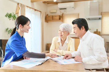 Asyalı bakıcı evde bakım sırasında planı açıklıyor