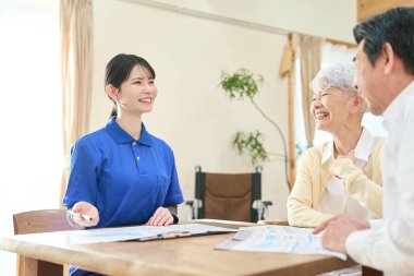 Asyalı bakıcı evde bakım sırasında planı açıklıyor