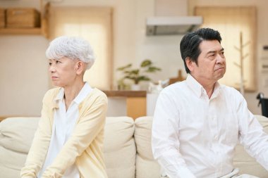 Kavga eden ve sessiz kalan kıdemli Asyalı çift.