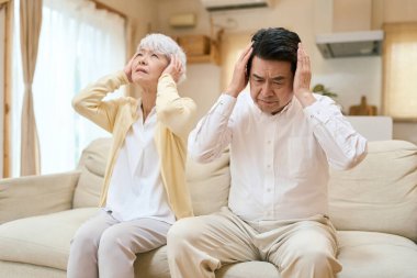 Asyalı yaşlı çift emeklilikleri için endişeli.