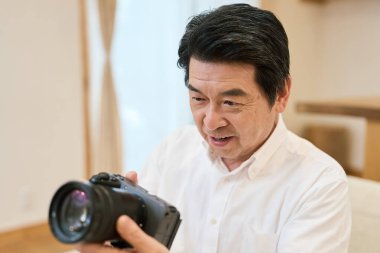 Usta Asyalı adam fotoğrafçılığa hobi olarak başladı.