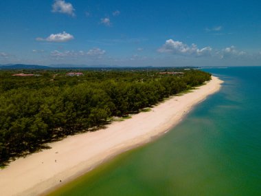 Pantai Bukit Keluang, Besut, Terengganu 'nun hava manzarası turkuaz suları, kıyı kayalıkları ve kıyı şeridi boyunca güneşli gökyüzünü gösteriyor..