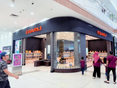 Rawang, Selangor, Malezya - 27 Kasım 2025 - ESARLI ayakkabı mağazasının dış görünüşü bir alışveriş merkezindeki büyük cam panellerde sergileniyor.
