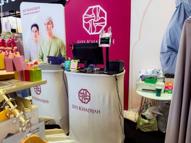Rawang, Selangor, Malezya - 27 Kasım 2025 - Siti Hatice standında markalaşma, ürün ve ödeme kurulumlarını gösteren bir satış tezgahı.
