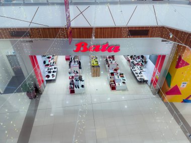 Rawang, Selangor, Malezya - 27 Kasım 2025 - alışveriş merkezinin içindeki bir Bata perakende mağazası, üst kattan bakıldığında mağazanın iç kısımlarında ayakkabı ekranları görülebiliyor..