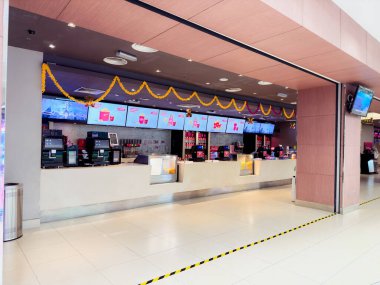 Rawang, Selangor, Malezya - 27 Kasım 2025 - Büfeler, posterler ve yürüyen merdivenlerle TGV Sinema girişinin editör fotoğrafı.