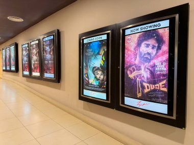 Rawang, Selangor, Malezya - 27 Kasım 2025 - Posterlerde fütürist neon görüntüler, bilim kurgu unsurları ve teknolojik olarak gelişmiş bir motosikletle ayakta duran ana karakter yer alıyor..