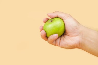 Yumuşak şeftali arkaplanda taze yeşil bir elma, sağlıklı beslenmeyi, diyet seçimlerini, beslenme farkındalığını ve sağlıklı yaşam tarzını sembolize ediyor..