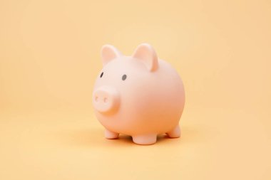 Pastel bir arka planda pembe kumbara. Tasarruf, finansal planlama, bütçe, yatırım, para yönetimi ve temiz minimalist bir konseptte ekonomik büyümeyi simgeliyor..