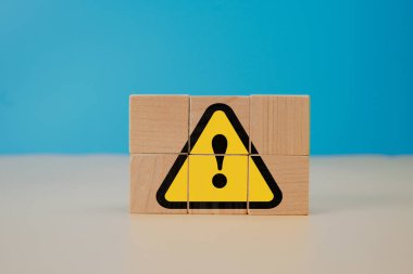 Uyarı ve risk uyarısı kavramı ihtiyatı, tehlike farkındalığını, potansiyel tehlikeyi ve güvenlik, uyum ve kritik karar verme mekanizmasını temsil etmektedir..