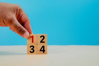 Görev önceliği ve yönetim kavramı. Herhangi bir aktivitede öncelik sırası. Önceliği işe ver, listeyi ayarla. Birinci, ikinci, üçüncü ve dördüncü numaralı tahta küpleri..