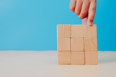 Özenli düzenleme ve kontrollü kalkınma yoluyla istikrar, organizasyon, planlama, takım çalışması ve stratejik yapıyı temsil eden temel ve yapı kavramı.