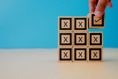 İş operasyonları ve yönetim sistemlerinde doğru seçeneği, doğrulama sürecini, kalite denetimini ve karar teyidini gösteren seçim ve onay kavramı.