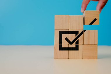 Kurumsal uyum ve görev tamamlama kavramı, düzenleyici onay, etik standartlar, kalite güvencesi ve hedef başarısını doğru eylem ve doğrulanmış süreçler yoluyla göstermektedir..